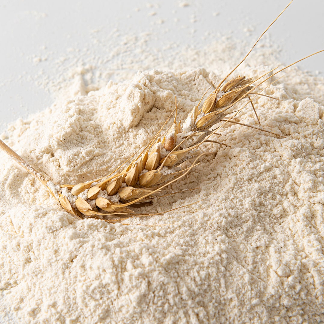 Sacchi di farina mix per pinsa romana su sfondo bianco